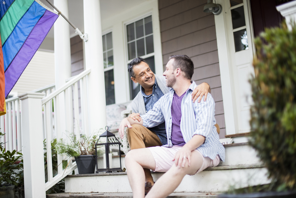 Homocouple außerhalb des Hauses umarmt zusammen.